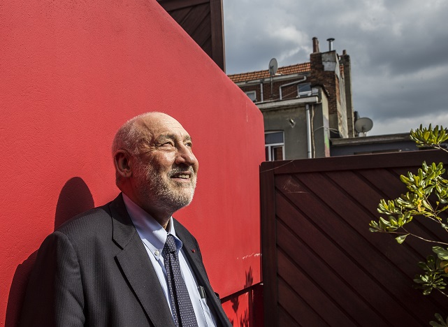 Joseph Stiglitz photograph by Erik Luntang for Handelsblatt